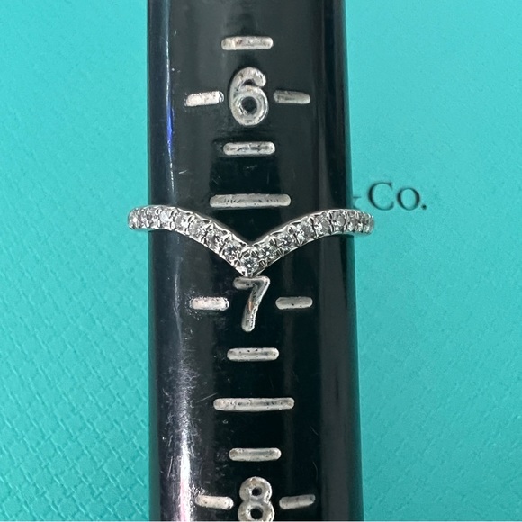 Beautiful V ring - Picture 4 of 14